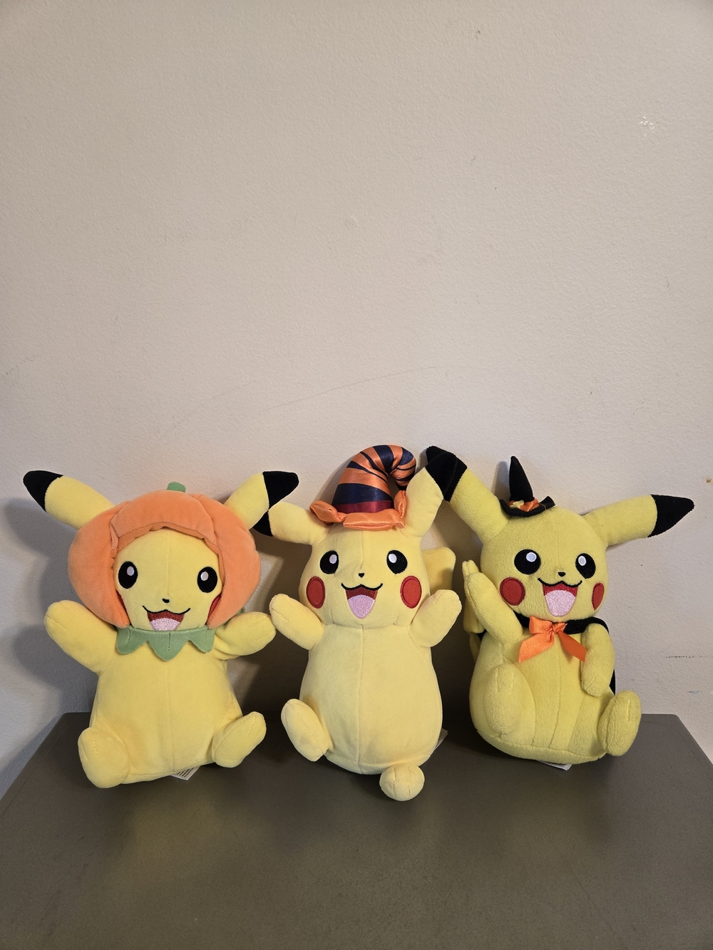 Pokémon Halloween Pikachu 8" Plush Toy Set